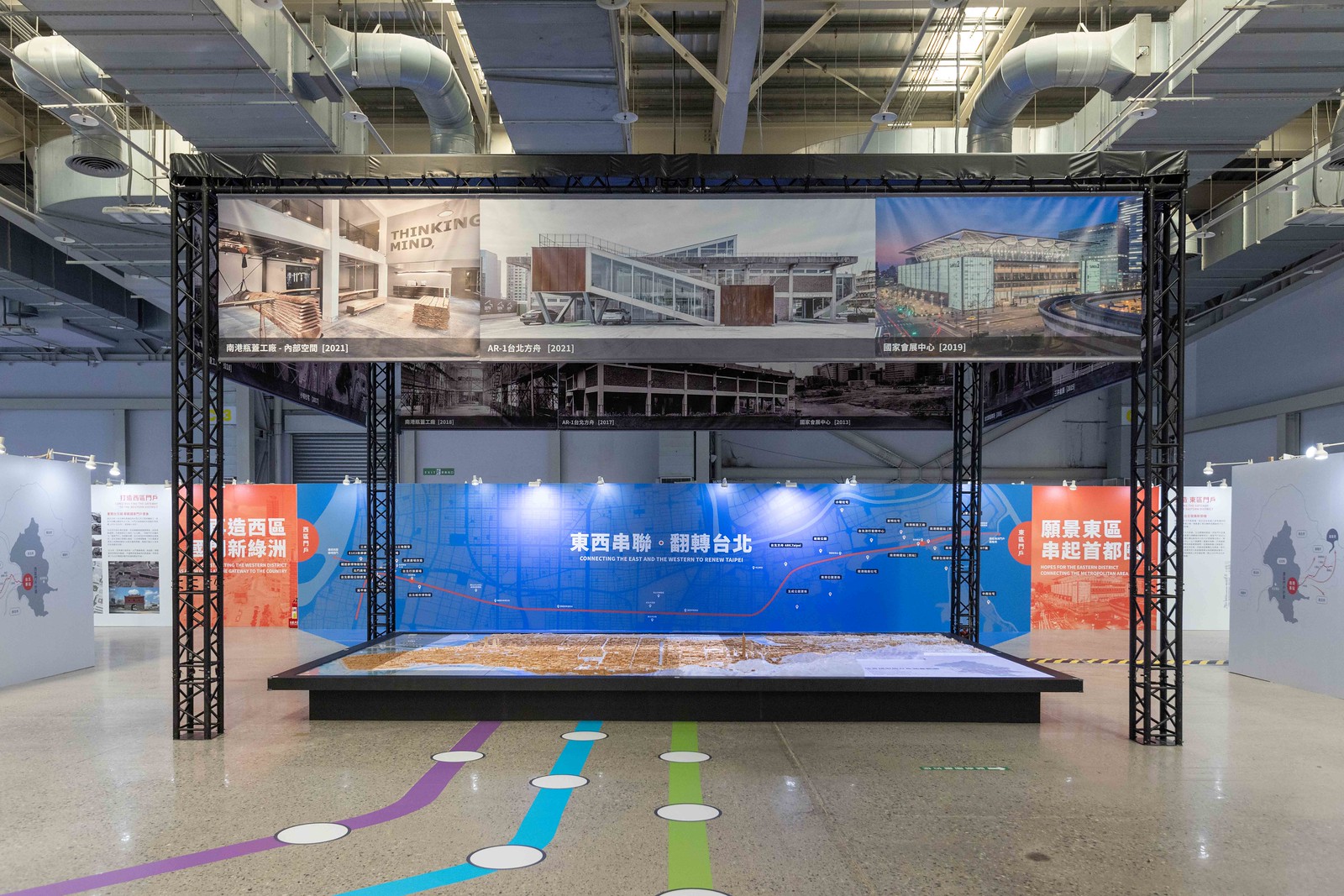 2022台北城市博覽會，展區02城市再生，光雕沙盤模型，隨著光的指引發展前行，用直覺的方式一窺台北的都市變遷