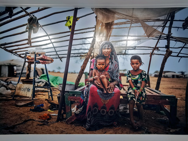 Mujer y niñas de Mali en campo de refugiados Goudébou Dori Burkina Faso fotógrafo Juan Luis Rod Exposición Las Tres fronteras en Casa África Las Palmas de Gran Canaria