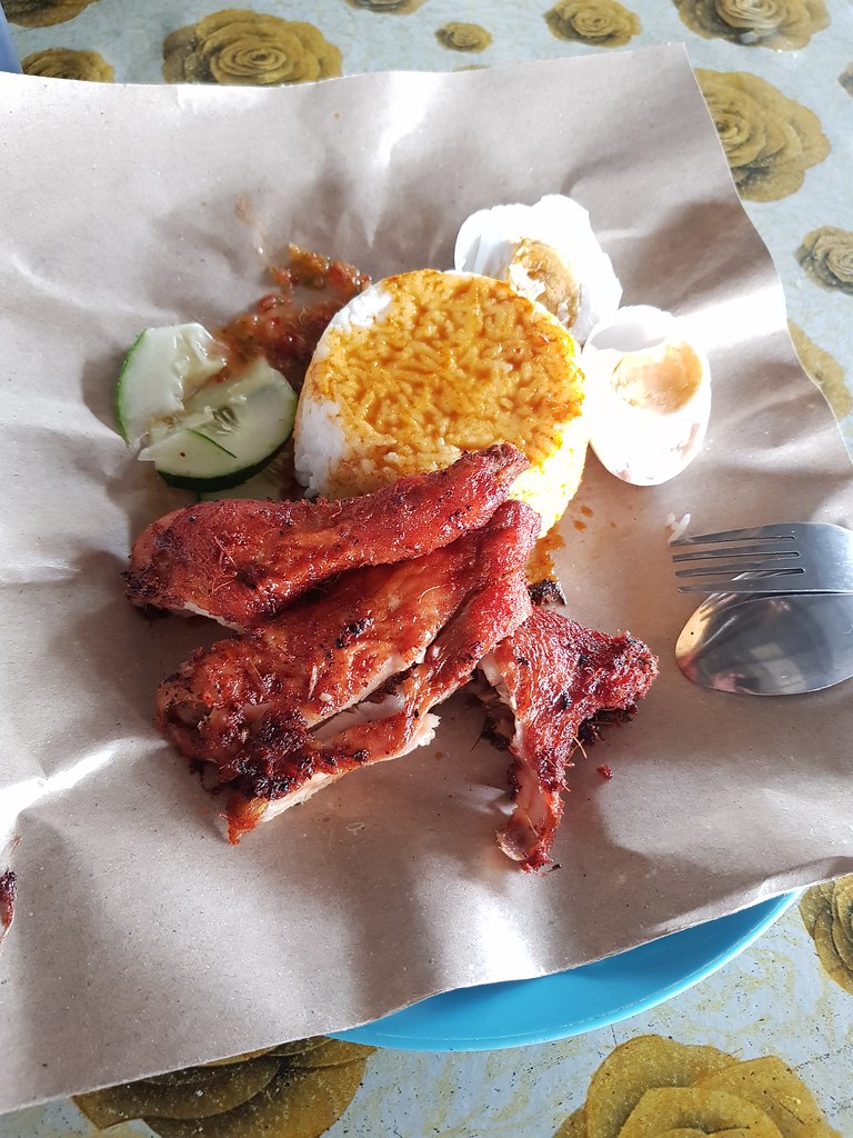 馬來烝飯配炸雞肉 Nasi Kukus Ayam Goreng rm$8 & 椰子冰沙 Coconut Shake rm$3 @ Nasi kukus Warisan Keluarga  in Balok, Pahang
