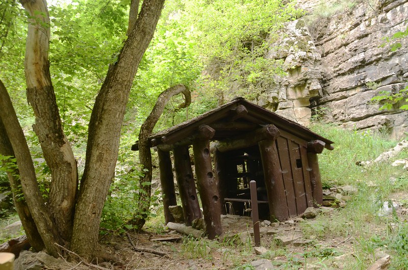 A log shelter (Hanging Lake Shelter) on the midway of the trail (1)