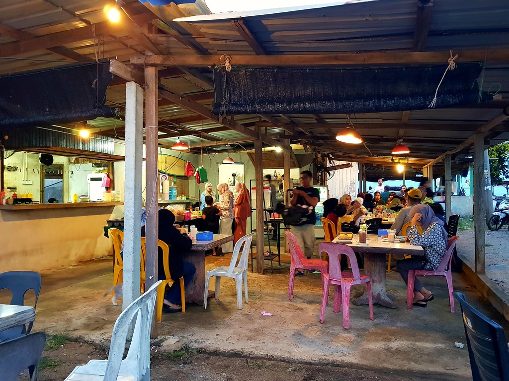 @ Local Cafe in Pantai Pelinding, Kuantan