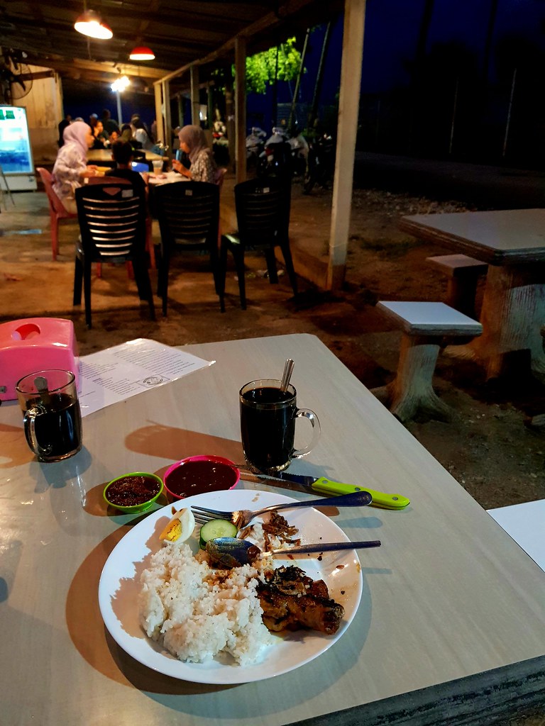 椰漿飯配烤雞 Sikmuk Cikeng Geril rm$12.50 & 咖啡哦 Kopi O rm$2 @ Local Cafe in Pantai Pelinding, Kuantan