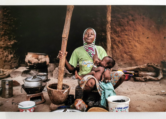 mujer dogon muele el grano y amamanta su bebe en el huerto de Saremá Mopti Mali fotógrafo Juan Luis Rod Exposición Las Tres fronteras en Casa Africa Las Palmas de Gran Canaria