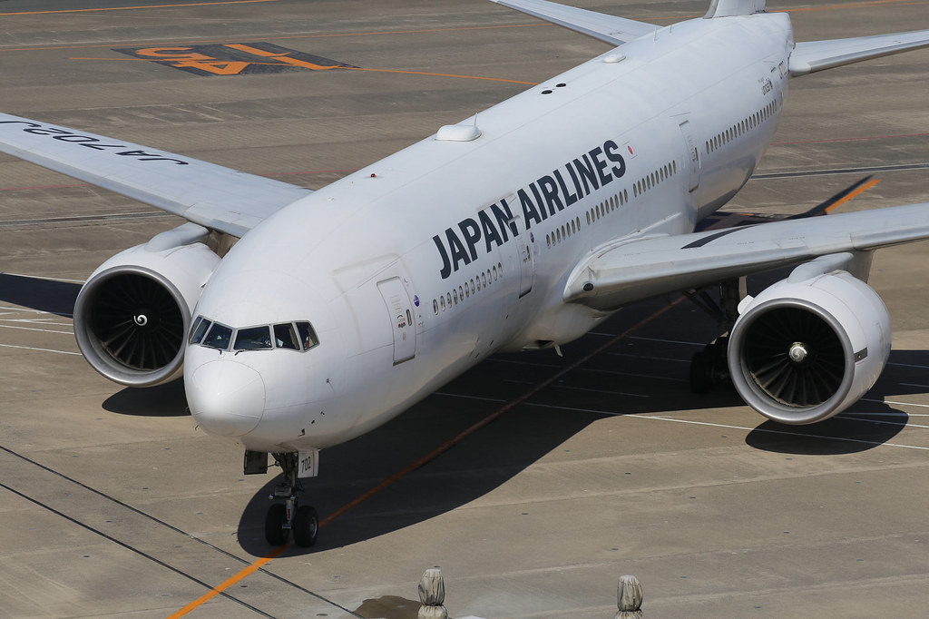 Japan Airlines JA702J