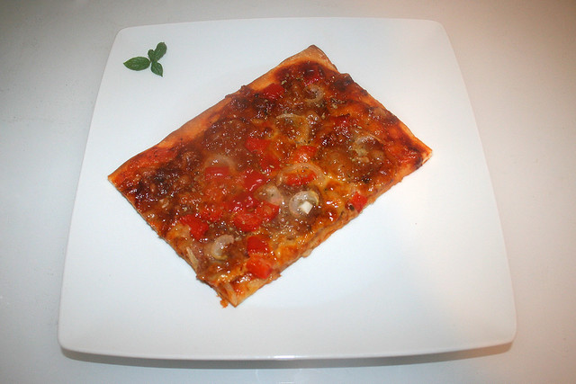 Pizza salami bell pepper onion - Serviert / Pizza Salami Paprika Zwiebel - Serviert