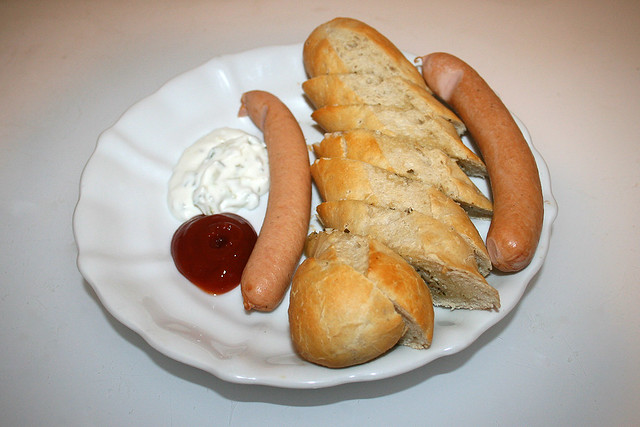 Garlic baguette with tzatziki, ketchup & sausages / Knoblauchbaguette mit Tzatziki, Ketchup & Würstchen