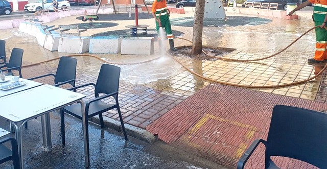 FOTOGRAFÍA. TORREVIEJA (ALICANTE) ESPAÑA, 26.08.2022. En plena sequía en España, el gobierno municipal del PP en Torrevieja (Alicante) baldea las calles. Ñ Pueblo (1)