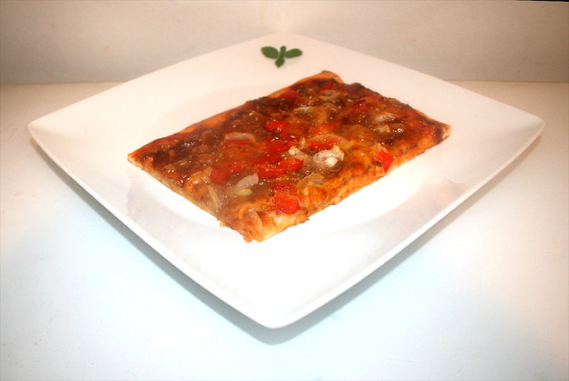Pizza salami bell pepper onion - Side view  / Pizza Salami Paprika Zwiebel - Seitenansicht