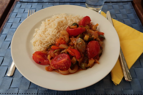 Tomaten-Zucchini-Pfanne zu Reis (mein erster Teller)