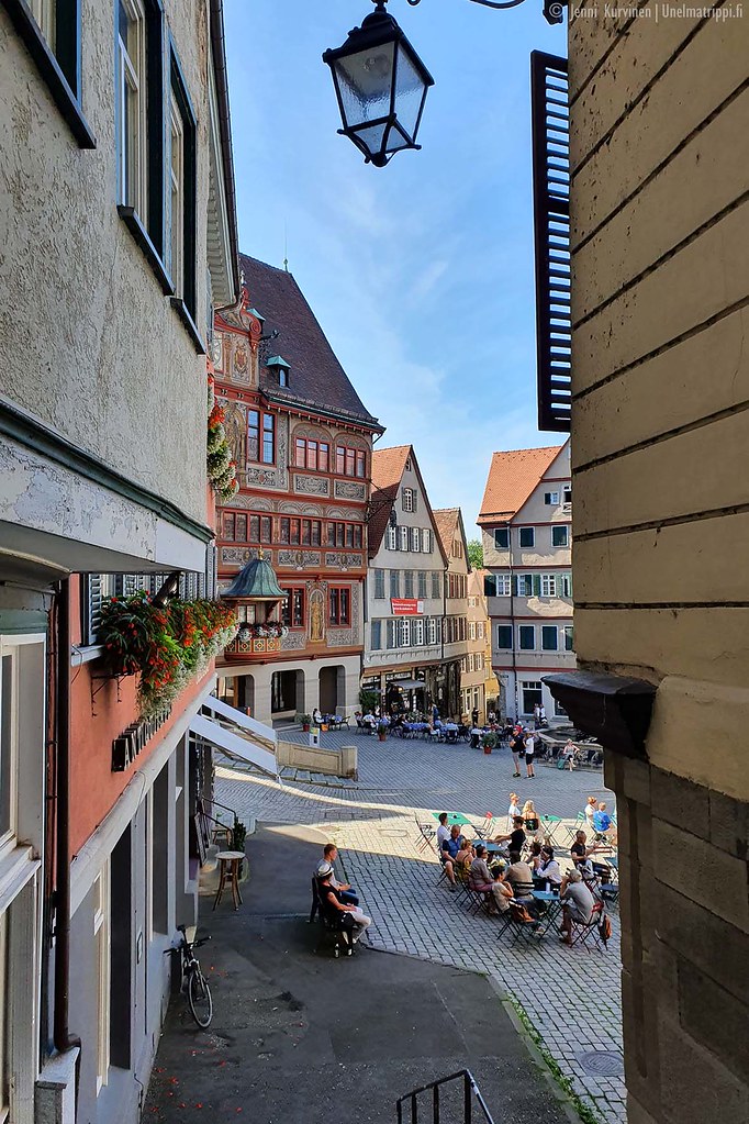 Ihmisiä Tübingenin torilla