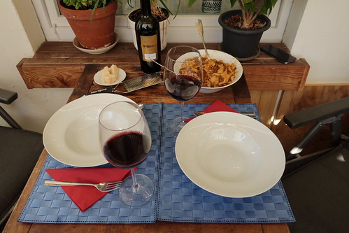 Italienischer Rotwein zu Tagliatelle mit Ragú alla Bolognese (Tischbild)