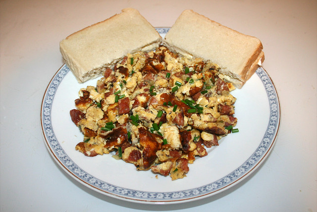 Scrambled eggs with campfire sausage - Served / Rührei mit Lagerfeuerwurst - Serviert