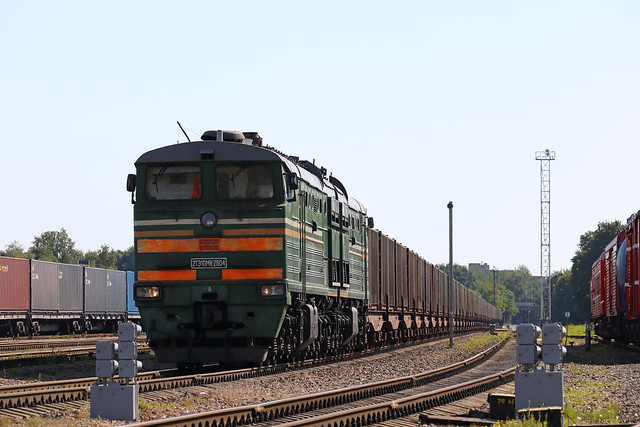Тепловоз 2ТЭ10МК-2804 с грузовым составом на станции Могилёв-2 (Беларусь).