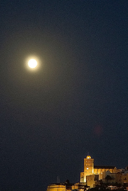 La Luna sobre la Catrdral de Ibiza