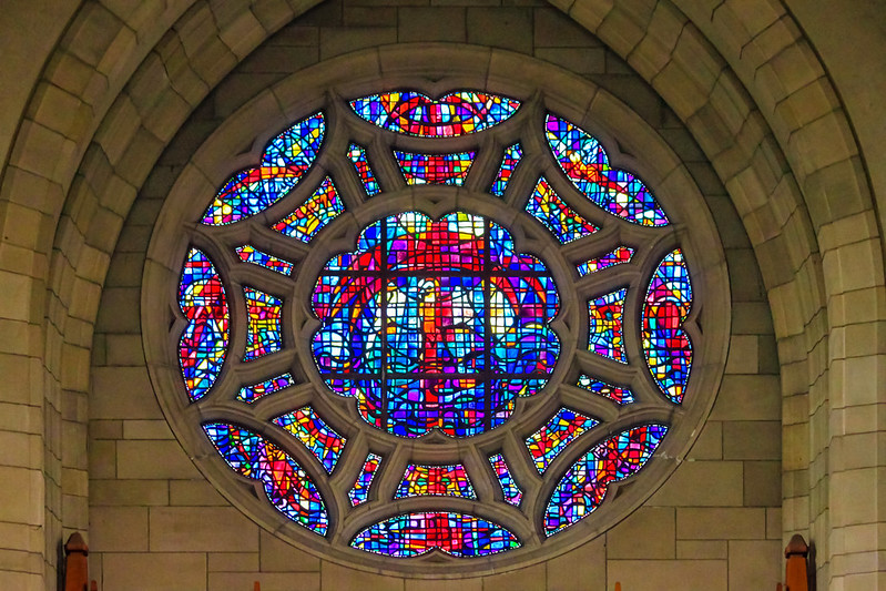 Die bunte Fensterrose des Chores der Holy Trinity Cathedral in Auckland