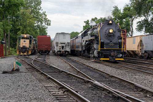 trains railroad railroadphotography railways reading rbmn t1 2102 484 steam steamlocomotive pennsylvania sd402 diesel emd railyard