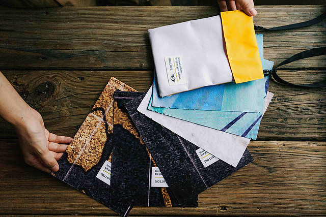 [新聞圖片三] MINI都會風格隨行包採用汎德集團活動中所使用的回收帆布，藉由專業師傅們的巧手打造而成。