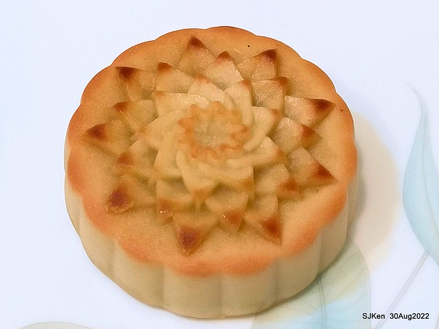 「微熱山丘中秋水果月餅禮盒」(Sunhills Mid-Autumn festival moon cakes with pineapple & apple stuffing cake store), Taipei, Taiwan, SJKen, Aug 30, 2022.