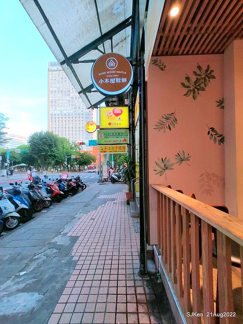 「小木屋鬆餅南港店」3-1 紐澳良雞肉蔬菜鬆餅(New Orleans chicken with vegetable waffle at Shine Mood Waffl store), Taipei, Taiwan, SJKen, Aug 21, 2022.