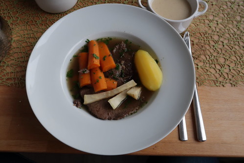 Tafelspitz in Brühe serviert mit Salzkartoffeln, Möhren, Sellerie und Meerrettichsoße (mein Teller)