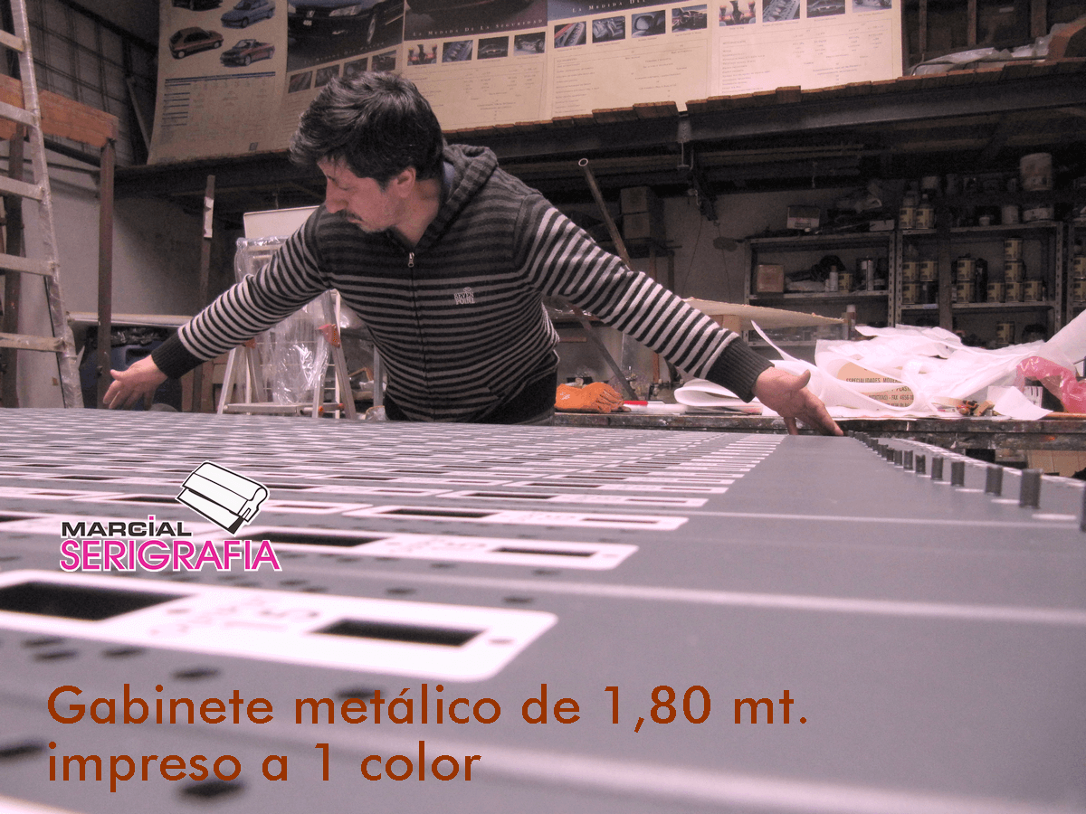 In this image you can see the already printed metal cabinets that are one meter and eighty centimeters long. These badges were printed in one color.