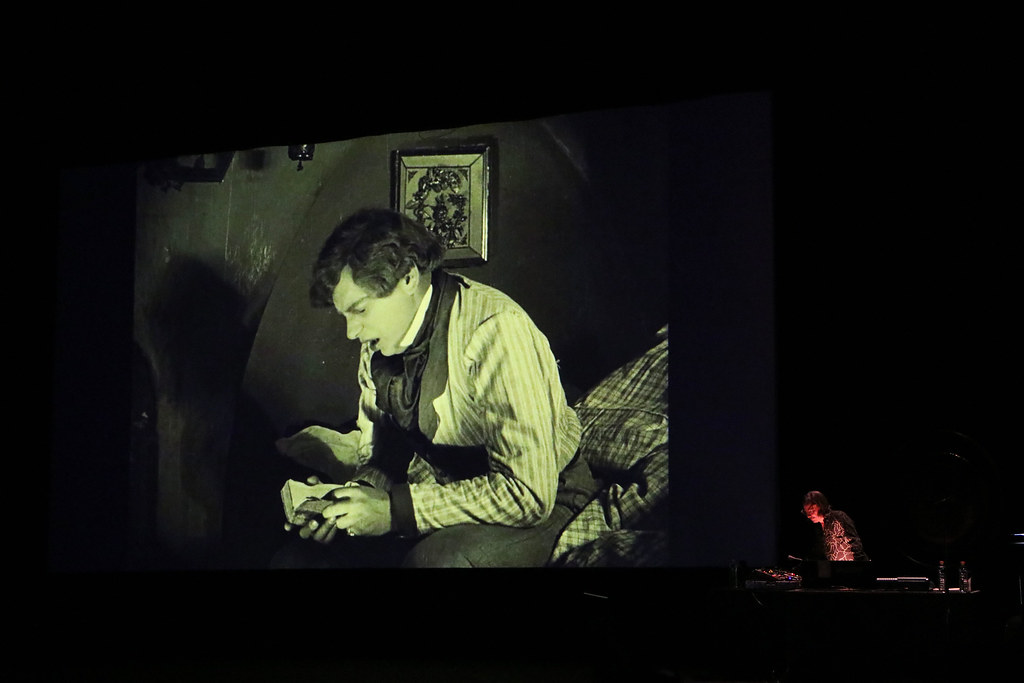 Casal 'nepo baby' apoia Vladimir Brichta no teatro