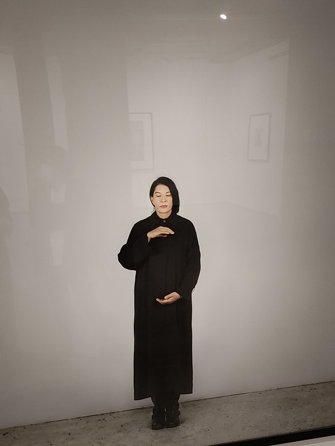 Maria Abramovic. “Holding Emptiness (III)” (2012) De la serie “With Eyes Closed”