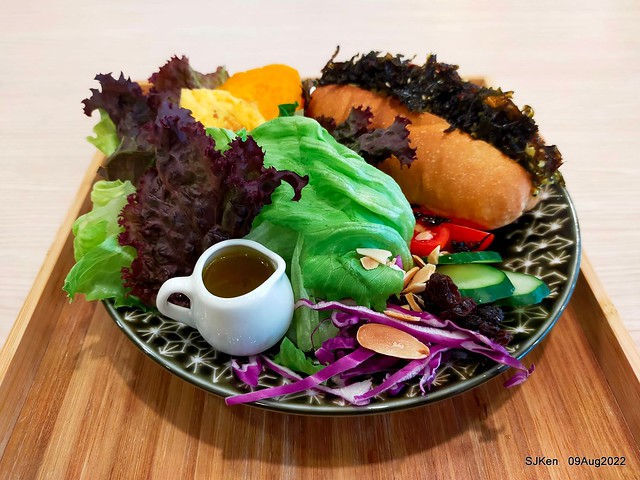 「山茶咖啡 ---芝麻海苔滿滿超值早餐套餐」(Breakfast of Bread with Sesame & nore dumpling , salad & tea), Taipei, Taiwan, Aug 9, 2022.