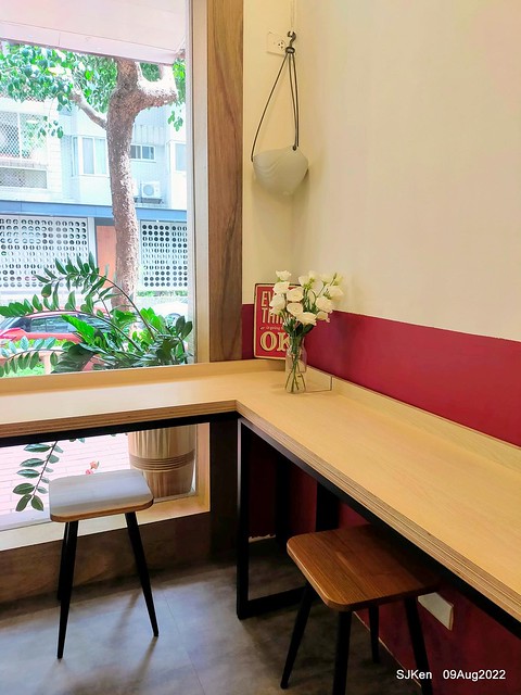 「山茶咖啡 ---芝麻海苔滿滿超值早餐套餐」(Breakfast of Bread with Sesame & nore dumpling , salad & tea), Taipei, Taiwan, Aug 9, 2022.
