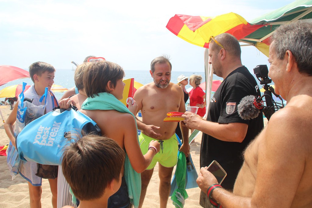 FOTOGRAFÍA. ARENYS DE MAR (BARCELONA), 20.07.2019. Vista de un grupo de disidentes españoles hoy en la playa del Carvaió de Arenys de Mar (Barcelona). Ñ Pueblo (23)