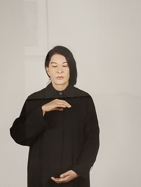 Maria Abramovic. “Holding Emptiness (III)” (2012) De la serie “With Eyes Closed”