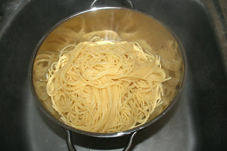 32 - Drain spaghetti / Spaghetti abtropfen lassen