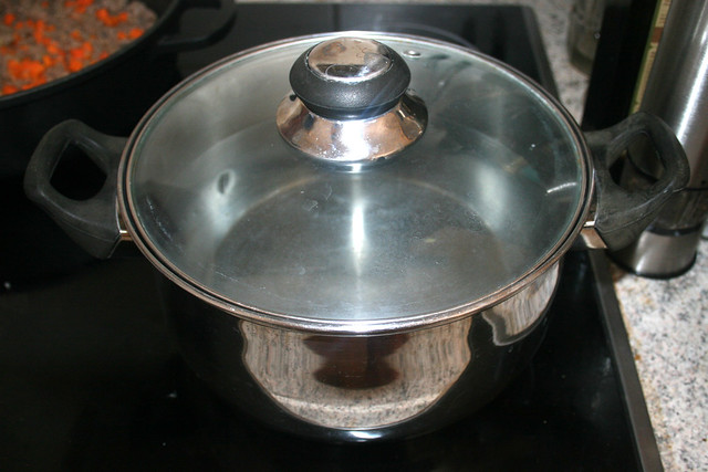 13 - Bring water to a boil / Topf mit Wasser aufsetzen
