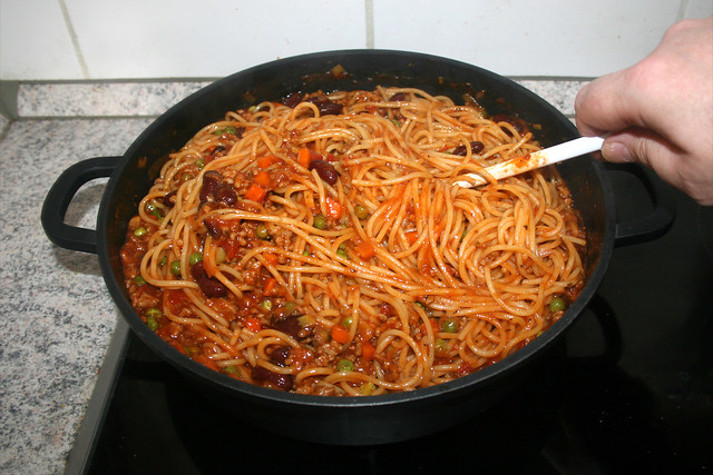 34 - Mix spaghetti with sauce / Spaghetti mit Sauce vermengen