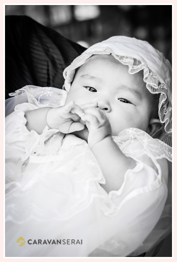 お宮参り　ベビードレスを着た赤ちゃん　モノクロ写真