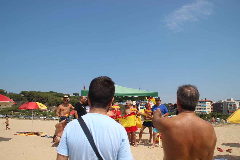FOTOGRAFÍA. ARENYS DE MAR (BARCELONA), 20.07.2019. Vista de un grupo de disidentes españoles hoy en la playa del Carvaió de Arenys de Mar (Barcelona). Ñ Pueblo (33)