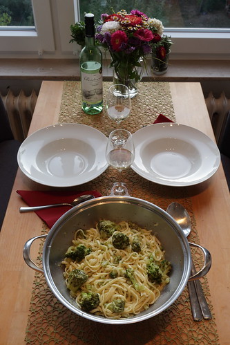 Spaghetti mit Weißwein-Parmesan-Sauce und Broccoli (Tischbild)