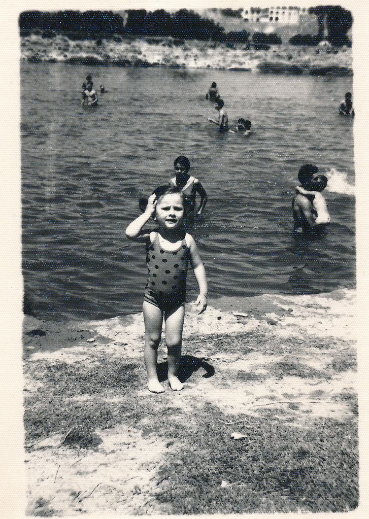 Pasando un día de campo en verano en la playa de Safont a la orilla del Tajo hacia 1969. Donación de la familia Hernández Soriano.