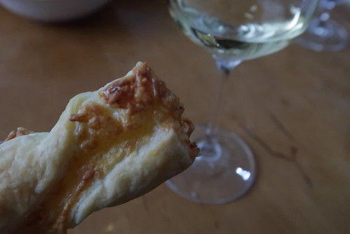 Käse-Blätterteig-Stücke zum Wein