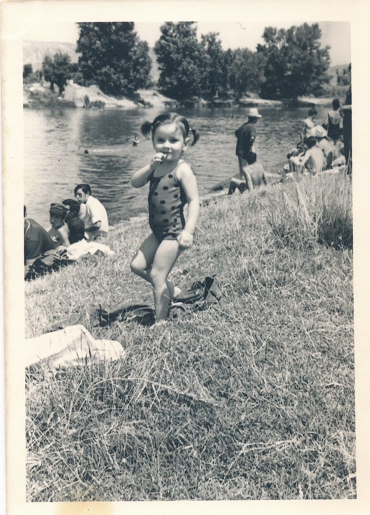 Pasando un día de campo en verano en la playa de Safont a la orilla del Tajo hacia 1969. Donación de la familia Hernández Soriano.