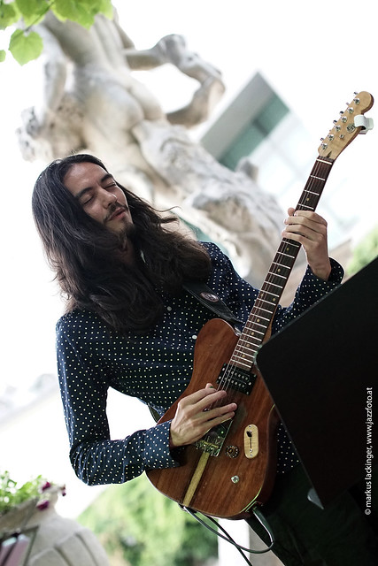 Kenji Herbert: guitar