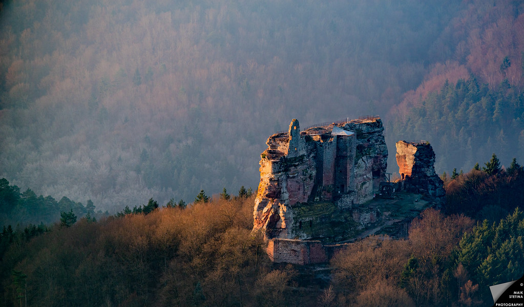 Die begehbare, aus dem frühen 12. Jahrhundert stammende Burg Fleckenstein ragt weit aus dem Wald hinaus und bietet heute weite Ausblicke und interessante geschichtliche Hintergründe.