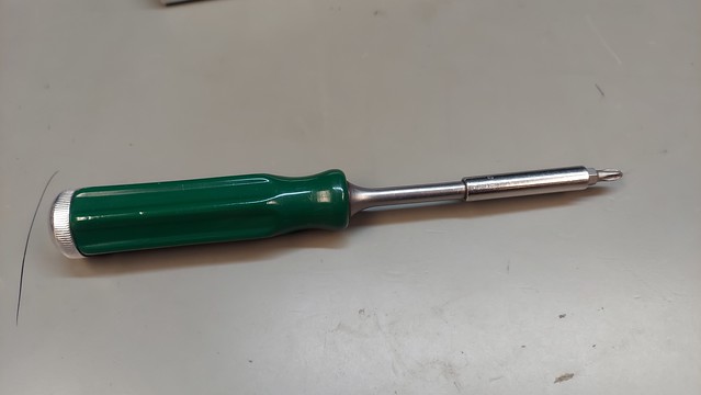Magnetic screw driver