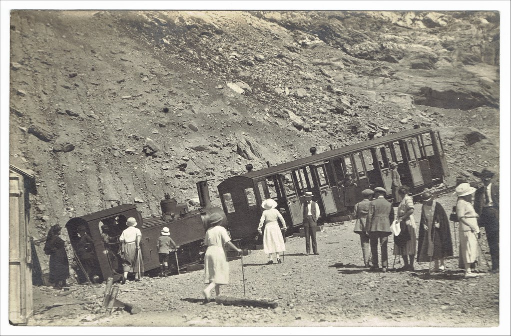 Tramway du Mont Blanc - Steam locomotive and carriage on rack railway with passengers at Nid d'Aigle station