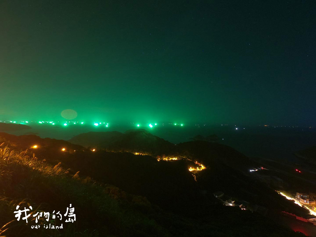遠方海面上中國漁船燈火通明，把馬祖夜空染綠