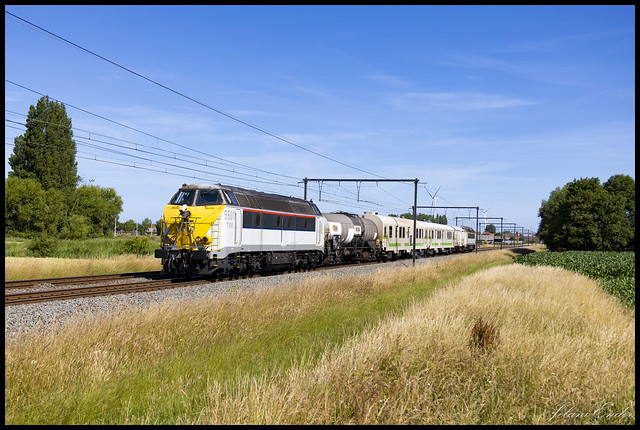 [Lissewege, Gijzeleweg] TUC Rail 5501 met sproeitrein en TUC Rail 5511 als trein 92564