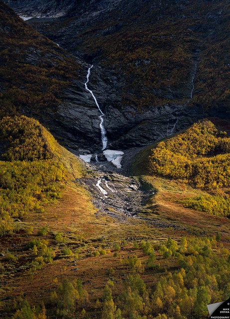 Wasserfall im Tal Austerdalen (Norwegen) im Herbst 2021