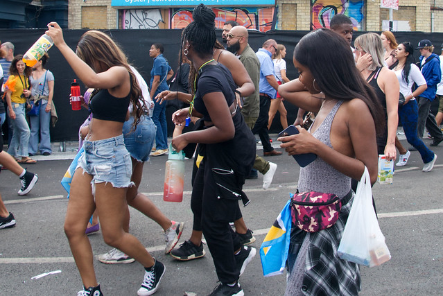 DSC_8600b Notting Hill Caribbean Carnival London Mas Players Parade Participant Monday August 29 2022 Beautiful Stunning Girls in Cut-off Denim Blue Jeans