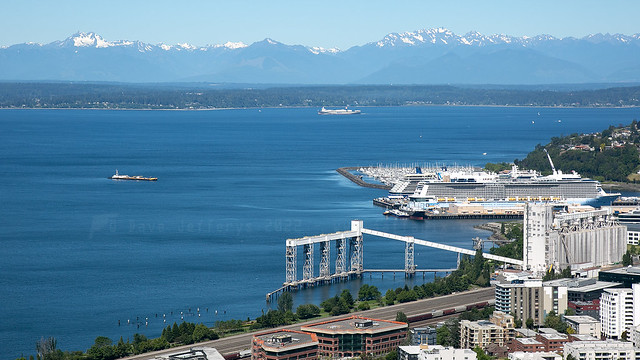 Seattle, Cruise ships and mountains