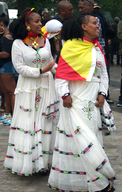 DSC_8654a Notting Hill Caribbean Carnival London Monday August 29 2022 Beautiful Ethiopian Girls in Ethnic Cultural Dresses Dancing